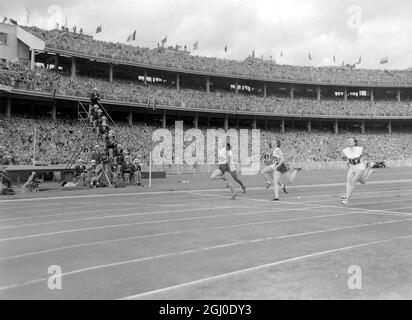 Melbourne Olympic Games 1956 Betty Cuthbert aus Australien (468) gewinnt das 100-Meter-Finale mit einer Zeit von 11.5 Sekunden. Der zweite war C. Stubnick aus Deutschland (484) und der dritte M. J. Mathews aus Australien (470). Andere sind Heather Armitage von Großbritannien (487) , G. Leone von Italien (491) und I. F. Daniels von den USA (503), 1. Dezember 1956 Stockfoto