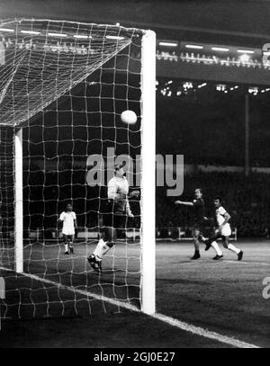 Europacup-Finale 1968 Manchester Utd gegen Benfica Manchester Utd besiegte Benfica aus Portugal 4-1 nach zusätzlicher Zeit im Finale des Europacups im Wembley-Stadion. Skipper Bobby Charlton (rechts) erzielt das vierte Tor von Manchester Utd. Mai 1968. Stockfoto