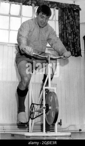 Chelsea-Stürmer Bobby Tambling, der eine Leistenverletzung erlitten hat, hofft, für den Finalkampf des FA Cup gegen Sheffield am Mittwoch in der Stamford Bridge fit zu sein. Tambling war zur Behandlung und zum leichten Training an der Stamford Bridge. Foto zeigt Tambling auf einer Fahrradmaschine. April 1967. Stockfoto