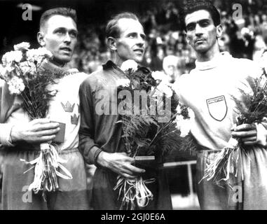 Emil Zatopek (Mitte), der bei den Olympischen Spielen in Helsinki seine dritte Goldmedaille gewann und den Marathon in 2 Stunden, 23 Minuten und 3.2 Sekunden lief. An zweiter Stelle stand Reinaldo Corno aus Argentinien, R und der 3. Gustaf Jansson aus Schweden. Juli 1952 Stockfoto