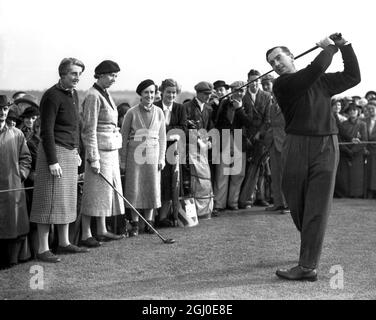 Henry Cotton stellt sich drei Golfspielerinnen entgegen Henry Cotton, zweimal British Open Champion und einer der weltweit führenden Profis, hat sein Können gegen drei Golfspielerinnen, die acht Mal die British Women's Championship gewonnen haben, in einem einzigartigen Wettbewerb auf dem Maylands Course in Romford, Essex, geschärbt. Das Spiel war über 18 Löcher, Cotton spielte den besten Ball von Lady Heathcoat-Amery (Joyce ??), Miss Enid Wilson und Mme Rene Lecoste, Französin achtmal, die den britischen Titel 1927 gewann. Die Frauen spielten Level mit Cotton, erhielten keine Vorteile, auch nicht vom gleichen Abschlag Stockfoto