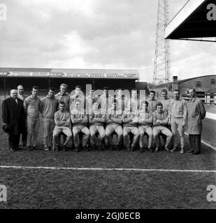 Eine Gruppe der österreichischen Fußballmannschaft, die in auffälligen hellblauen Trainingsanzügen getragen wurde, wurde heute hier auf dem Gelände des Fußballvereins Southend vor einem Training zur Vorbereitung ihres internationalen Spiels gegen England in Wembley abgebildet. Von links nach rechts, Back Row: Zwei unidentfied Team Officals; Knoll; Puschnik; Freyol; Koller; Hirnschrodt; Flogel; Strobl; Oslansky; Trubrig; Fiala und Coach Decker. Von links nach rechts, vordere Reihe: Hasenkopf; Windisich; Buzek; Szanwald; Stotz, Hof und Raerreider. April 1962 Stockfoto