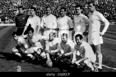Mitglieder der Fußballmannschaft von Real Madrid, die praktisch die Meister der spanischen Nationalliga für 1964 sind. Vorne, von links nach rechts: Amancio; Felo; Di Stefano; Puskas (Ungarn) und Gento. Hintere Reihe, von links nach rechts: Vicente; Isidro; Santamaria (Uruguay); Casado; Muller (Frankreich), Und Zoco.das ist das vierte Jahr in Folge, in dem Real Madrid die Spanische Liga-Champions war. April 1964 Stockfoto