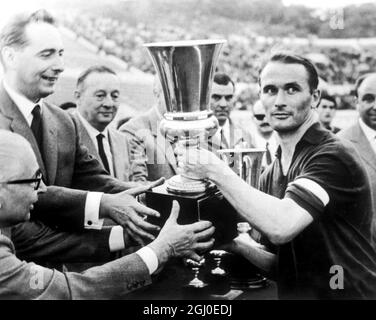 Rom, Italien: Der schwedische Spieler Kurt Hamrin - der Kapitän der Fiorentina Fußballmannschaft - hält ''Coppa Italia (Italy Cup Soccer Trophy)'', nachdem Fiorentina das Fußballspiel gegen Cantanzaro mit 2:1 gewonnen hat. Sieg, qualifiziert Fiorentina, Italien in der nächsten Europameisterschaft der Pokalsieger am 19. Mai 1966 zu vertreten. Stockfoto