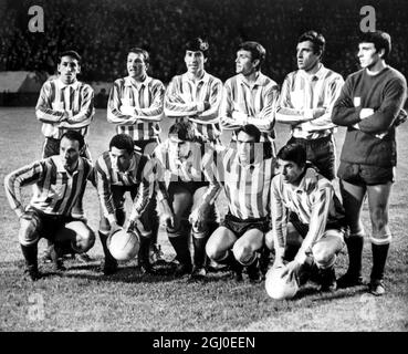 The Racing Club (Argentinien) Elf posieren auf dem Spielfeld vor dem Start der letzten Nacht der ersten Etappe der Clubweltmeisterschaft gegen den schottischen Celtic im Hampden Park. Hintere Reihe von links nach rechts : Augustin Cejas; Alfio Basile; Roberto Perfumo; Ruben Diaz; Miguel Mori, Und der Kapitän, Oscar Martin. Vorne, von links nach rechts; Cordoza; Juan Rulli; Juan Car Denes; Und Umberto Maschio. Celtic gewann mit dem einzigen Tor. Oktober 1967 Stockfoto