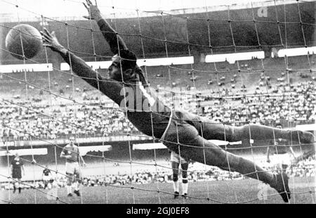 Palmeiras gegen Flamenco der Torwart der brasilianischen Fußballmannschaft Gilmar in Aktion im Maracana-Stadion in einem Spiel zwischen Palmeiras und Flamenco beim Turnier in Rio-Sao Paulo, Rio De Janeiro, Brasilien. November 1961 Stockfoto