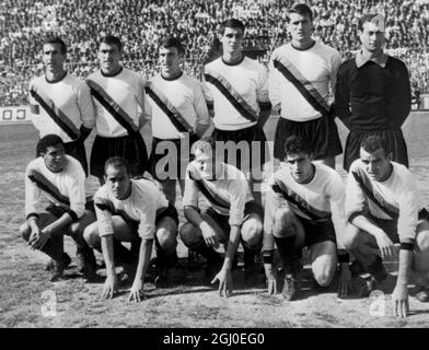 Von links stehen Mitglieder der Inter Mailand Fußballmannschaft: Sarti, Facchetti, Guarneri, Bedin, Burgnich und Picchi. Vordere Reihe von links: Corso, Bedin, Mazzola, Suarez und Jair. Juni 1965. Stockfoto