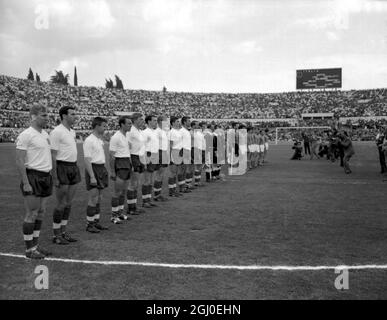 Die beiden Teams stehen vor dem Start des Italien gegen England freundlichen Internationals an. Im Vordergrund steht das englische Team, von links nach rechts: Bobby Charlton, Jimmy Armfield, Brian Douglas, Jimmy Greaves, Gerry Hitchens, Bobby Robson, Ron Flowers, Mike McNeil, Peter Swan, Ron Springett und Johnny Haynes. Rom - 24. Mai 1961. Stockfoto