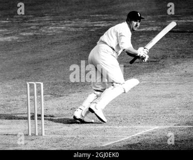 England gegen Südafrika - Drittes Testspiel beim Oval. Colin Cowdrey klatzt. August 1965 Stockfoto