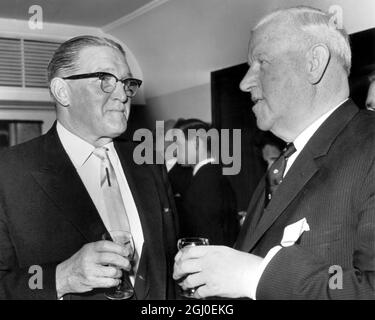 Joe Mears, Vorsitzender des Football Association and Chelsea Football Club (links) und Sir Stanley Rous, Präsident der FIFA, genießen einen Drink beim Eröffnungsessen des Variety Club of Great Britain im Savoy Hotel im Jahr 1966. Januar 1966. Stockfoto