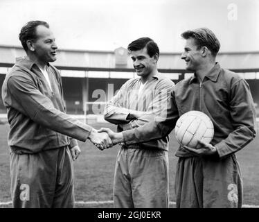 Walter Winterbottom, der englische Teamleiter, begrüßt die neuen Jungs im englischen Team, Stan Anderson in der Mitte, aus Sunderland, und Roger Hunt aus Liverpool, rechts in White City. April 1962. Stockfoto