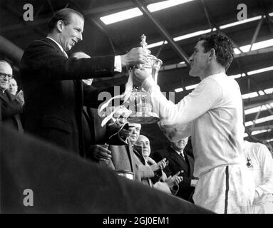 Der Duke of Kent überreicht den FA Cup an Tottenham Hotspur-Kapitän Dave Mackay in Wembley, nachdem Spurs Chelsea 2-1 im Finale besiegt hatte. Harold Wilson, der Premierminister, ist im Hintergrund zu sehen. Mai 1967. Stockfoto