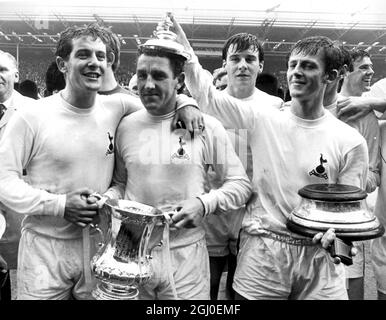 1967 FA Cup Final Chelsea gegen Tottenham Hotspur Spurs Kapitän Dave Mackay wird von Teamkollege Jimmy Robertson (rechts) gekrönt, als Tottenham Chelsea im FA Cup Final in Wembley mit 2-1 besiegt hatte. Mai 1967. Stockfoto