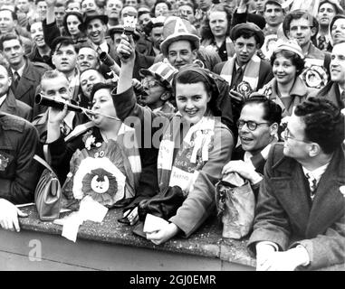 100,000 Zuschauer füllten das Wembley Stadium, um den Pokalinhabern Newcastle United beim FA Cup-Finale das Arsenal zu spielen. Ein Teil der riesigen Menge zeigt den Arsenal-Anhängern gut in der Front. Mai 1952. Stockfoto