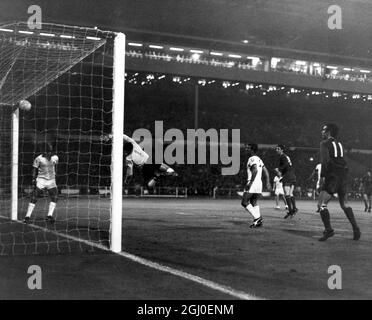 1968 Europacup-Finale Manchester United gegen Benfica Brian Kidd (8) erzielt das dritte Tor für Manchester United, als sie Benfica 4-1 besiegt haben, um den Europameisterschaft zu gewinnen. Mai 1968. Stockfoto