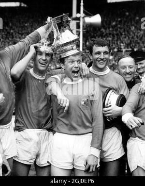 1963 FA Cup Final Manchester United gegen Leicester City Pat Crerand, Albert Quixall und David Herd, die zwei Tore von United erzielten, feiern den Gewinn des FA Cuyp. Mai 1963. Stockfoto