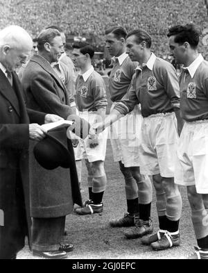 1951 FA Cup Final Blackpool gegen Newcastle United H.M.The King schüttelt sich vor dem Spiel die Hände mit Stanley Matthews, dem beliebten Blackpool und England. April 1951. Stockfoto