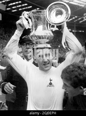 1967 FA Cup Final Chelsea gegen Tottenham Hotspur Dave Mackay, der Kapitän der Spurs, hält den FA Cup nach der Präsentation durch S.R.H., den Duke of Kent, über den Kopf. Tottenham besiegte Chelsea 2-1, um das FA Cup Finale 1967 zu gewinnen. Mai 1967. Stockfoto