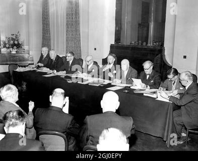 Mitglieder des Football League Management Committee haben sich im Great Western Hotel, London, zu Gesprächen über die Charta des neuen Spielers gesichtet. Von links nach rechts: Herr C.N. Banken (Bolton), Herr H French (Middlesbrough), Herr J Mears (Chelsea), Herr Joe Richards (Barnsley), Herr A Hardaker (League Secretary) Herr H.S. Shentall (Chesterfield), Herr D.F. Wiseman (Birmingham City), Herr L.T. Shipman (Leicester City) und Mr. A Stephen (Sheffield Wednesday). Dezember 1960. Stockfoto