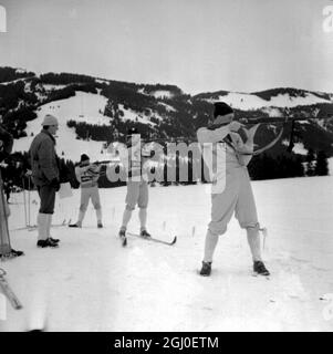 Oberjoch, Süddeutschland: Drei Mitglieder des britischen Biathlon-Teams trainieren für die Olympischen Spiele 1964 und treten am 11. Februar in Oberjoch, Süddeutschland, bei den britischen, der britischen Armee- und BAOR-Ski-Meisterschaften (Cross Country) an. Während des zwölfeinhalb Meilen-Langlaufrennens feuern die Skifahrer auf vier verschiedenen Strecken, hier haben sie den größten Teil der Strecke absolviert. Von rechts: Gunner David Rees (21) von Farmers Arms, Elynmoch, Ammanford, S Wales; LT Robin Dent (24) von Hove, Sussex und Gunner Frederick Andrew (21) von Strathblane, Stirlingshire, Schottland, die auf die 100 Meter Reichweite schießen Stockfoto