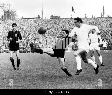 Juan Schiaffino, der Mailänder Mittelpfarre, schießt den Ball während des EM-Finales gegen Real Madrid im Heysel-Stadion in Brüssel weg. Real Madrid gewann 3-2 und wurde erneut Europameister. Mai 1958. Stockfoto