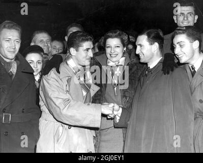 Das Lille Football Team kam in Victoria an und wurde von Sylvie St.Clair, dem französischen Star des „Latin Quarter“, und Mitgliedern des Chelsea Football Teams, die sie an der Stamford Bridge treffen, getroffen. Die beiden Kapitäne Jan Baratte aus Frankreich (links) schüttelt sich die Hände mit Harris, dem Chelsea-Kapitän, umgeben von Mitgliedern der beiden Teams - mit Sylvie St.Clair in der Mitte - in Victoria. November 1950 Stockfoto