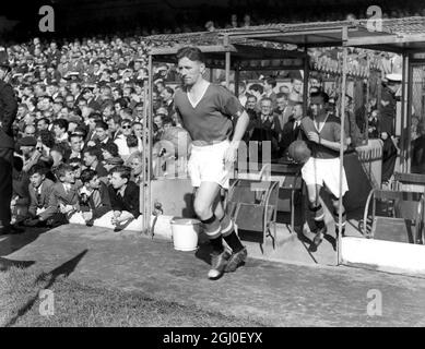 Manchester United Kapitän Roger Byrne führt sein Team auf das Feld in Highbury für ihr Ligaspiel der Division One gegen Arsenal. Oktober 1956. Stockfoto