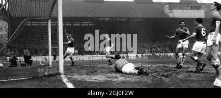 FA Cup 3. Runde Chelsea gegen Crewe Alexandra Williamson die Torhüterin von Crewe Alexandra beobachtet, wie der Ball ins Netz kommt, nachdem Blunstone während des Spiels in Stamford Bridge für Chelsea geschossen hatte. Januar 1961. Stockfoto