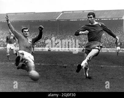 Chelsea gegen Nottingham Forest Brindley, der Nottingham Forest rechts hinten fängt einen Schuss von Peter Osgood, dem Chelsea Center vorne während des Spiels an der Stamford Bridge, ab. April 1966. Stockfoto