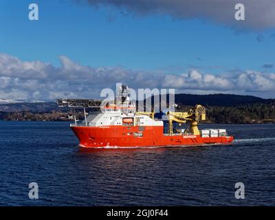 Das Offshore-Versorgungsschiff Normand Ocean, das unter ruhigen Bedingungen und voll beladen mit Öl- und Gasgeräten aus dem Hafen Bergen fährt. Stockfoto