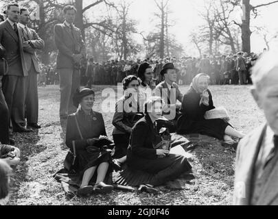 Badminton Princess Margaret; Queen Elizabeth II; Peter Townsend (hinten links, stehend) April 1953 Stockfoto