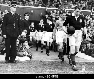 Schottland gegen England das schottische Team geht auf das Feld für ihr internationales Spiel mit England im Hampden Park. England gewann das Spiel 1:0. April 1950. Stockfoto