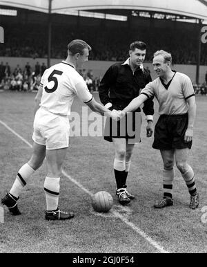 Billy Wright, England und Wolverhampton Wanderers, Mitte der Hälfte, und Kapitän machte seinen letzten Auftritt, als er das erste Team gegen die Reserven in einem öffentlichen Trainingsspiel in Molineux vor einer Menge von £20,000 führte. Billy Wright schüttelt sich die Hände mit seinem Nachfolger George Showell, der mittleren Hälfte und Kapitän des Reserveteams. August 1959. Stockfoto