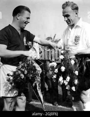 Die Blumensträuße werden von den beiden Kapitäne vor dem Start des Spiels Ungarn gegen England International im People's Stadium ausgetauscht. Es sind Billy Wright (rechts) und Ferenc Puskas. Die Ungarn, die 7-1 gewonnen hatten, versprachen dem englischen Fußball die größte Niederlage durch die kontinentale Seite. Mai 1954. Stockfoto