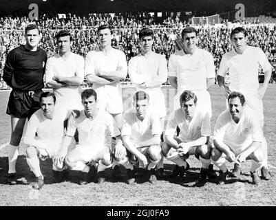 Real Madrid Football Team steht von links nach rechts: Antonio Betancourt; Calpe; De Roipe; Sanchis; Pirri; Und Feliz Ruiz. In der ersten Reihe links nach rechts sind: Veloso; Amancio; Grosso; Velazquez und Gento (Kapitän) 10. Juli 1967. Stockfoto