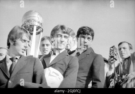 Die Spieler der Mailänder Fußballmannschaft zeigen den Internationalen Continental Cup der Champions nach ihrer Ankunft aus Buenos Aires, wo sie im zweiten Spiel für das Finale des Internationalen Turniers gegen Estudiantes von La Plata spielten. Von links nach rechts sind Girogio, Rognoni, Roberto, Pierino, Prati und der in Argentinien geborene Nestor Combin, dessen Gesicht nach einem Kampf, den er während des Spiels hatte, geschwollen ist. Oktober 1969. Stockfoto