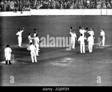 England gegen Australien Don Bradman wird von der englischen Mannschaft angefeuert, als er in seinem letzten Testspiel beim Oval herauskommt, um zu schlagen. Unmittelbar danach wurde er von Hollies nach einer Ente geduckt. August 1948. Stockfoto