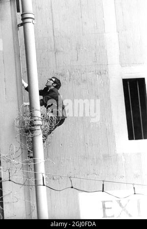 Ein Unterstützer versucht, das Wembley Stadium über eine andere Route zu betreten, um das FA Cup Finale 1968 zwischen West Bromwich Albion und Everton zu sehen. Mai 1968. Stockfoto