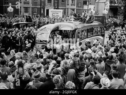 Das Arsenal Football-Team, Sieger des Pokalfinales am Samstag in Wembley, wurde vom Bürgermeister und der Corporation of Islington im Rathaus empfangen. Das Bild zeigt den Reisebus mit Teammitgliedern und Kapitän Joe Mercer, der den Pokal hält, auf seinem Weg durch die jubelnden Massen zum Rathaus. Mai 1950 Stockfoto