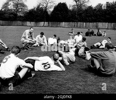 Während des Trainings auf dem England Sports Ground, Roehampton, werden die Mitglieder der Fußballmannschaft der englischen Fußball-Weltmeisterschaft mit dem englischen Manager Walter Winterbottom unterhalten. Mai 1962. Stockfoto