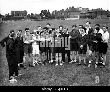 Die britischen Olympiafußballer Tune Up Matt Busby (links) der für die Spieler verantwortliche Manager von Manchester United wird mit einer Gruppe von Engländern, Welschmännern, Iren und Schotten gesprochen, aus der das britische Olympia-Team ausgewählt wird. Die Party wird jetzt in Twyford in der Grafschaft von Barkshire speziell ausgebildet. Juli 1948. Stockfoto