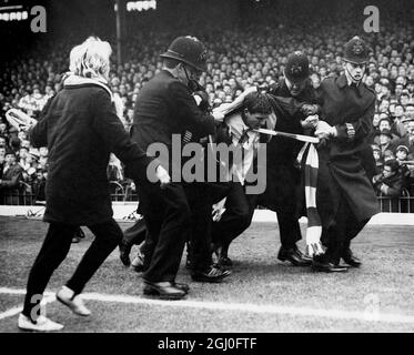 FA Cup 5. Runde Arsenal gegen die Polizei von Liverpool ziehen einen Zuschauer nach einem Vorfall vor dem Start des Spiels in Highbury weg. Februar 1964. Stockfoto