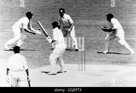 Australien gegen England Richie Benaud jongliert mit einem Ball, den David Sheppard beim vierten Testspiel in Adelaide von Mackay abschaffte. Februar 1963. Stockfoto