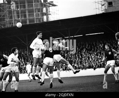 West Ham United gegen Sunderland drei Spieler des West Ham gegen Sunderland-Spiels werden in der Luft schweben sehen, während sie den Ball mit dem Hals schrubben (Spieler in Weiß ist Len Ashurst von Sunderland), in der Mitte stehen West Ham-Kapitän Bobby Moore und Dave Bickles. August 1965 Stockfoto