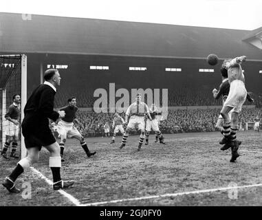 Arsenal gegen Chelsea Goring (rechts) von Arsenal schlägt Harris (Chelsea) zum Ball und Doug Lishman schlägt Arsenals drittes Tor im nachgespielten Halbfinale des FA Cup in Tottenham Hotspur. April 1952. Stockfoto