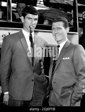 Dougan und Ronnie Clayton von Blackburn Rovers treffen in Euston ein, um das morgige FA-Cup-Finale gegen Wolverhampton Wanderers zu gewinnen. Mai 1960 Stockfoto