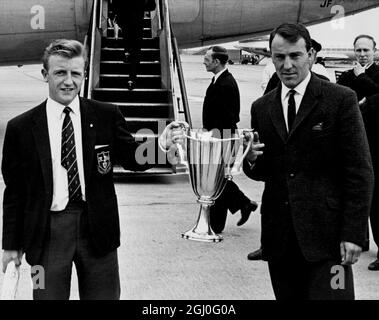 Tottenham Hotspur kommt nach dem Gewinn des EM-Pokalfinales gegen Atletico Madrid 5-1 in Rotterdam nach Hause. Foto zeigt - Terry Dyson (links) und Jimmy Greaves (rechts) mit der Trophäe. Mai 1963 Stockfoto