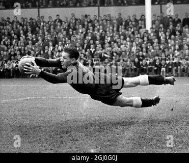 Tottenham Hotspur gegen Portsmouth der Torhüter von Tottenham Hotspur, Ted Ditchburn, rettet während des Spiels in der White Hart Lane einen Schuss von Portsmouth' Außenlinker Dale. September 1954 Stockfoto