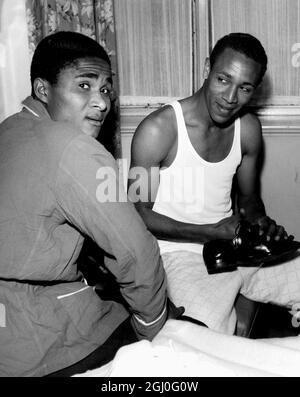 Benfica-Spieler Eusebio (links) beobachtet Teamkollege Santo beim Schuhputzen im Park Lane Hotel und spielt Tottenham Hotspur im Halbfinale der 2. Etappe des Europacups in der White Hart Lane. April 1962 Stockfoto