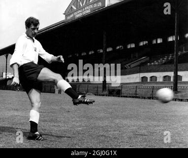 Johnny Haynes aus Fulham, der hier beim Training im Craven Cottage zu sehen war. Die Direktoren von Fulham haben kürzlich Angebote von Tottenham für den Transfer von Haynes abgelehnt. August 1964 Stockfoto